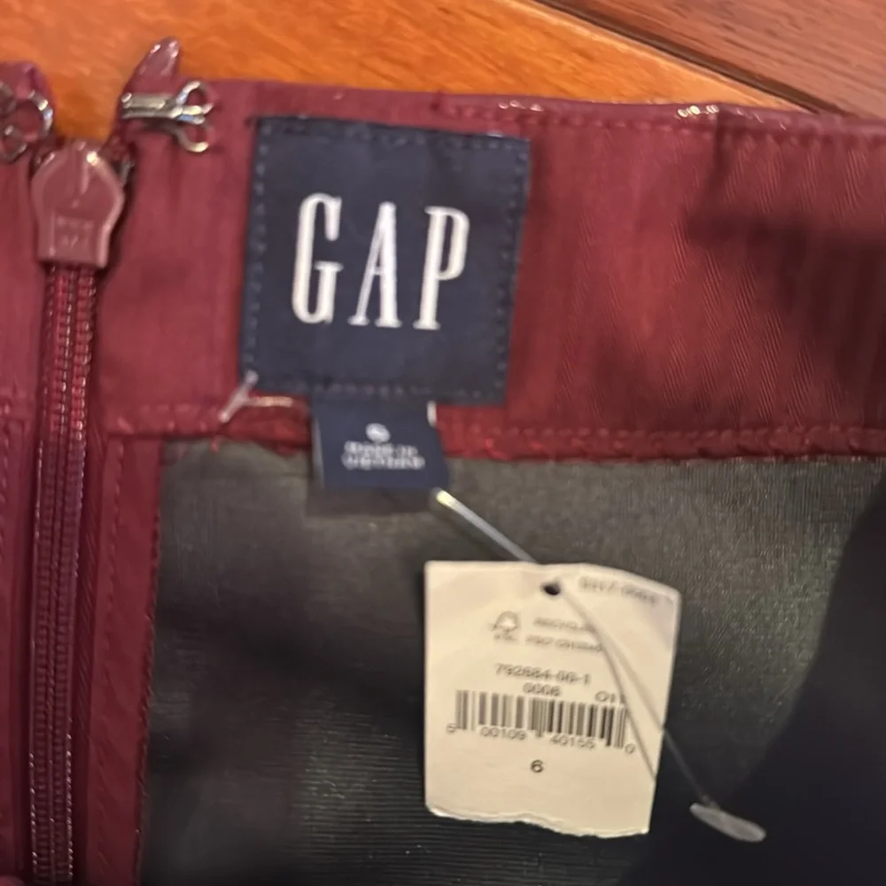 Gap patent leather burgundy pencil skirt. NWT - Picture 2 of 2